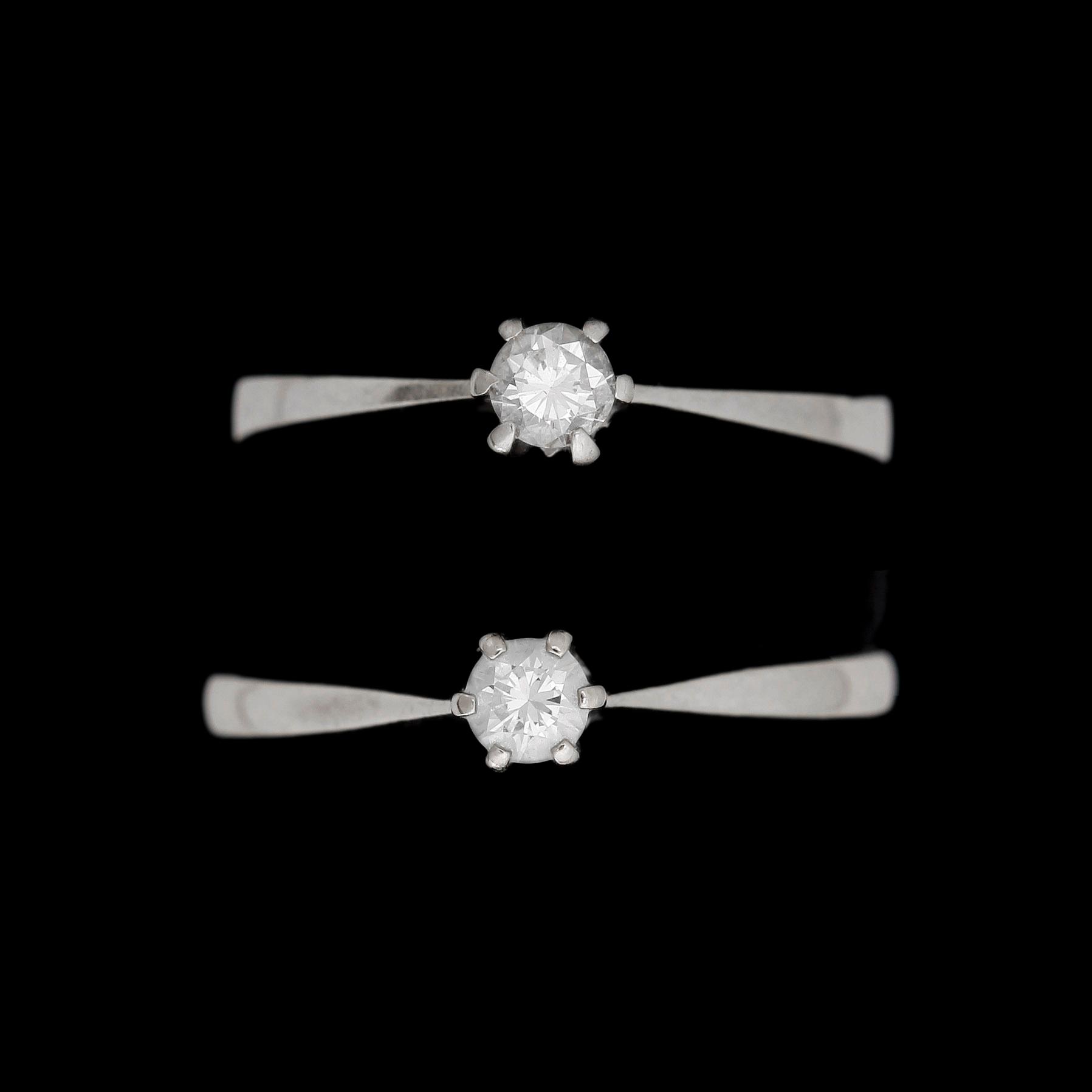 RINGAR, 2 st, 18k vitguld med briljantslipa diamant, respektive ca 0,15 ct. Total vikt 3,6g.