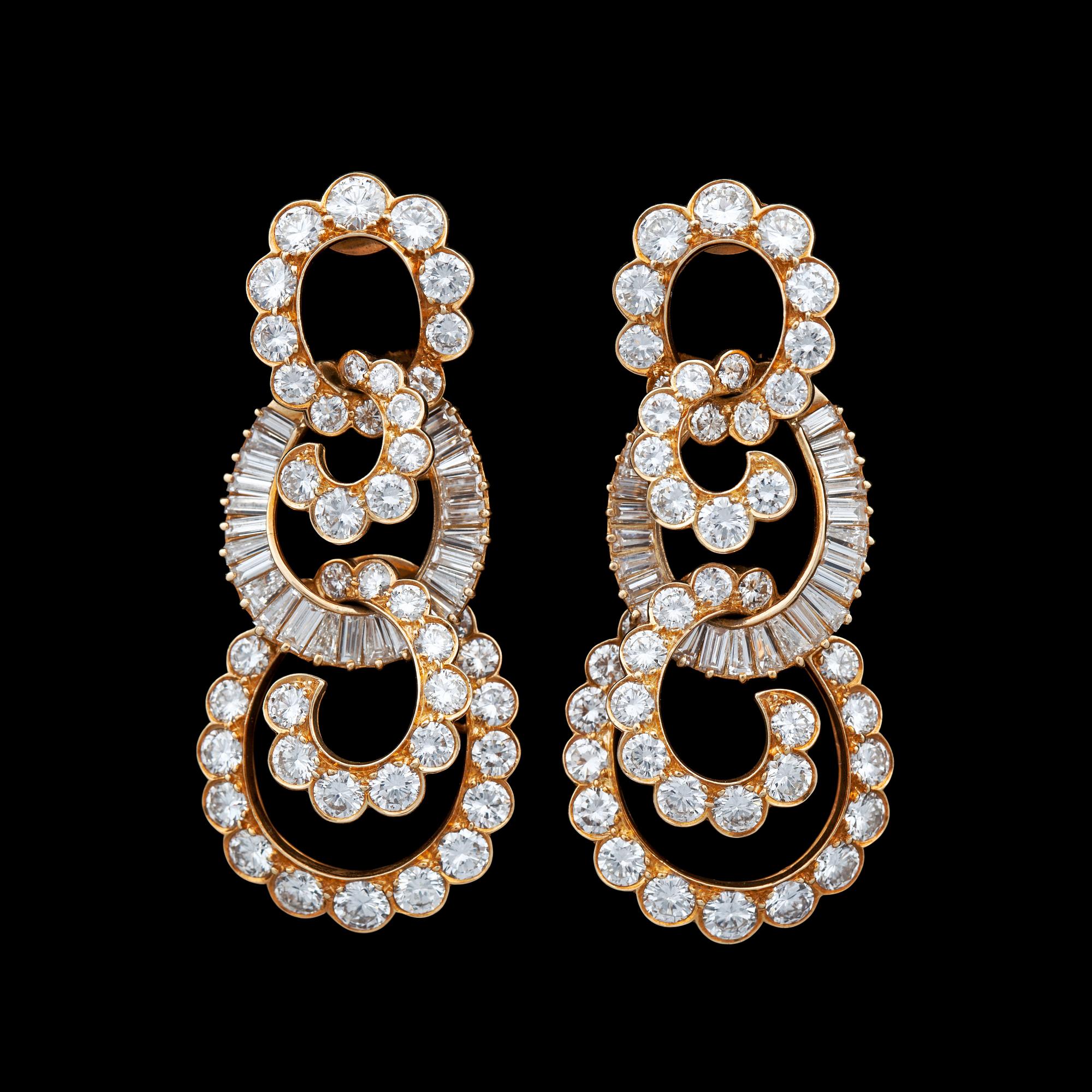 ÖRHÄNGEN, Van Cleef & Arpel med olikslipade diamanter, tot. 15 ct.