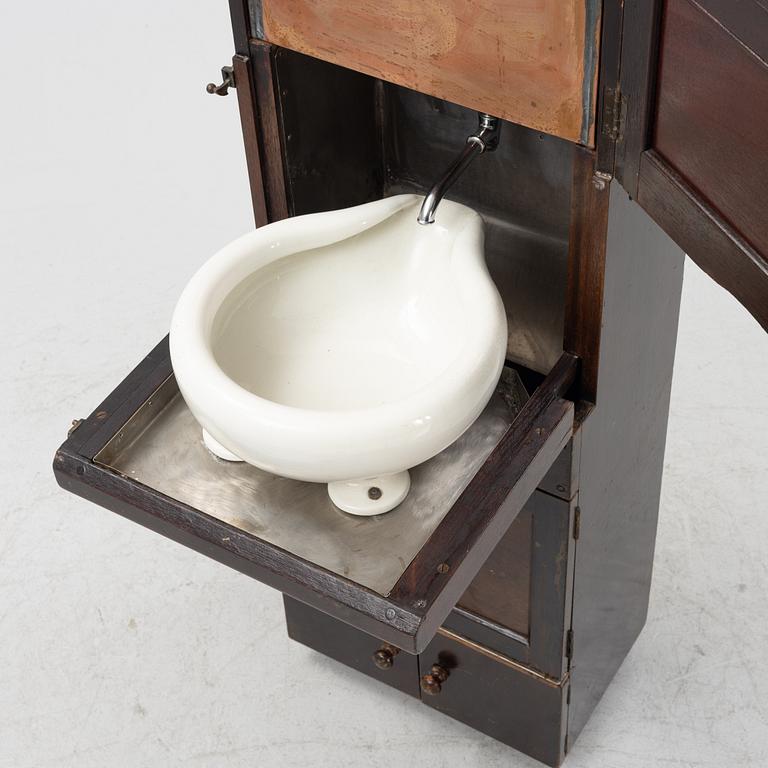 A mahogany commode for a ship, from around the year 1900.