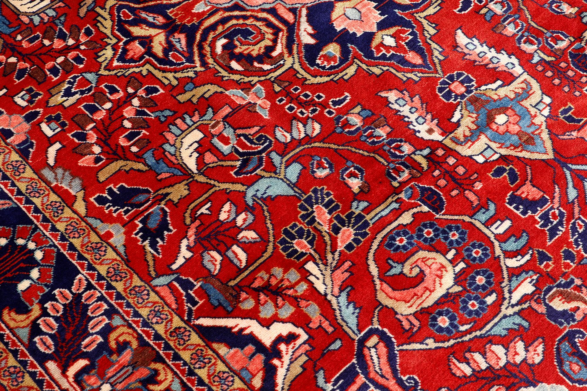 A carpet, Hamadan ca 327 x 220 cm.