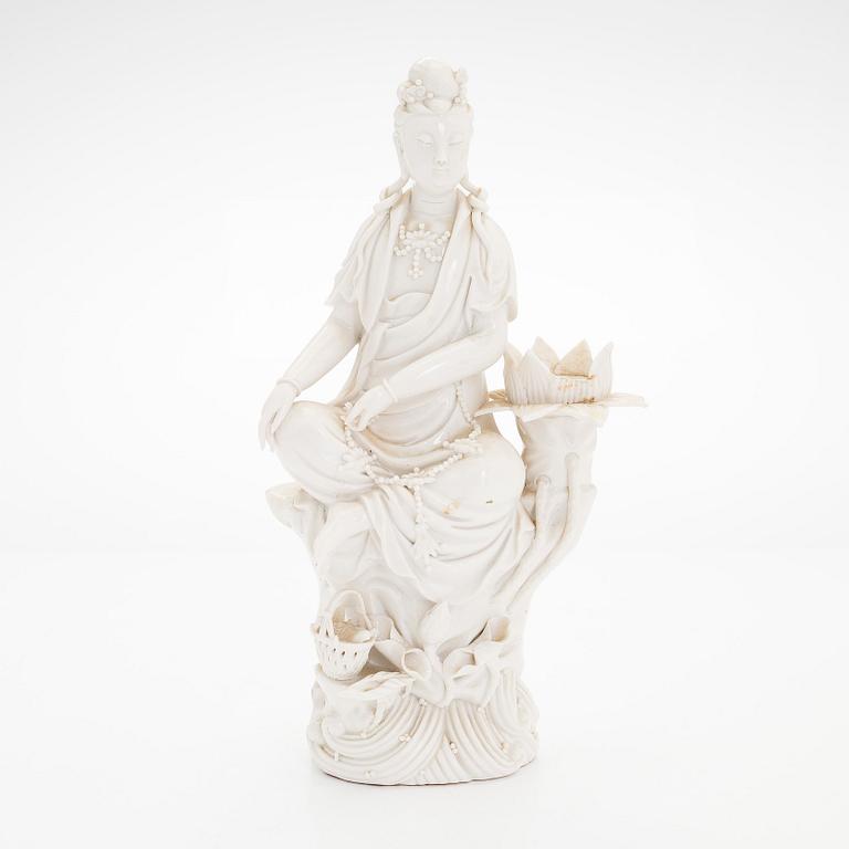 A blance de chine figure of Guanyin, Qing dynasty, 19th century.