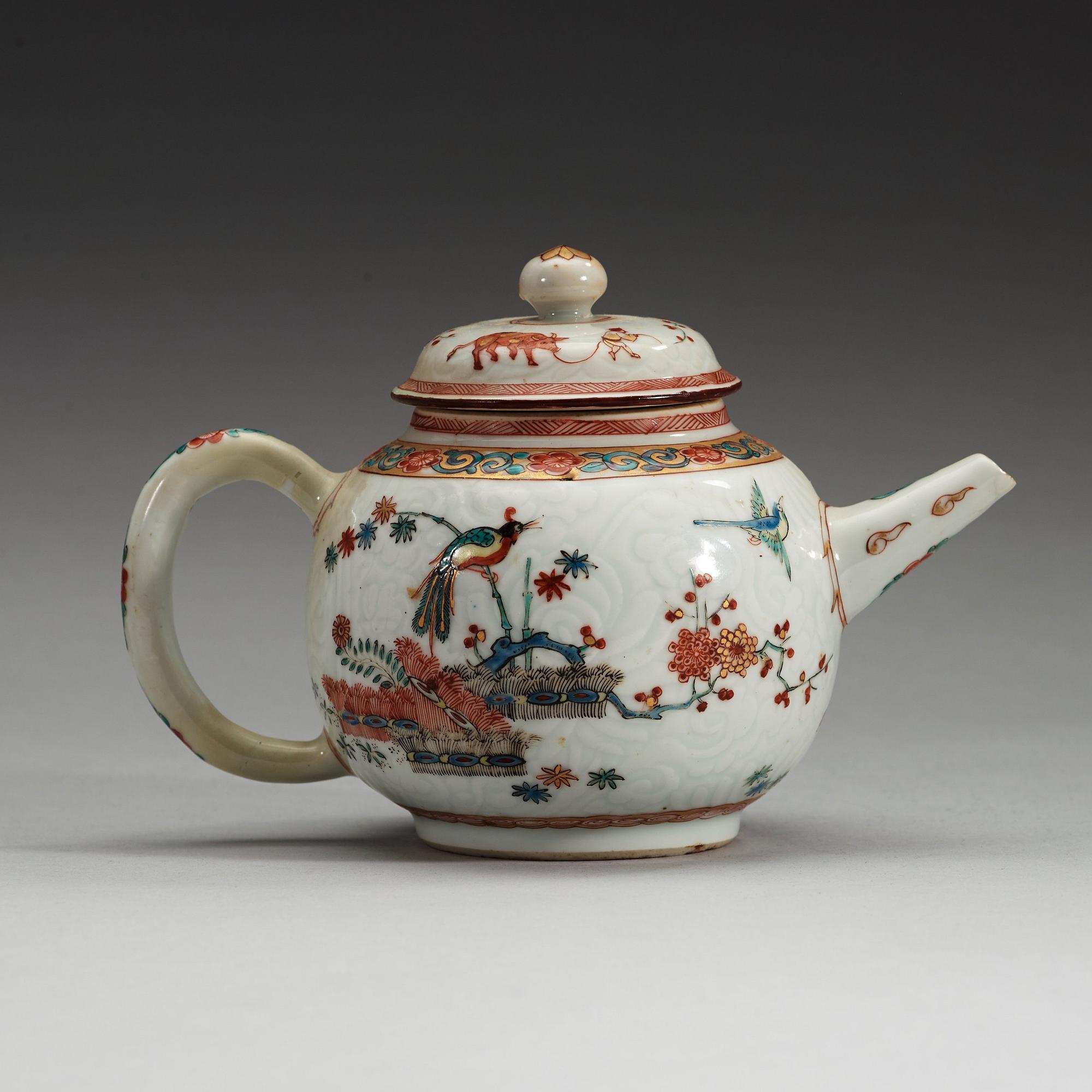 A famille verte kakiemon tea pot with cover, Qing dynasty, Kangxi (1662-1722).