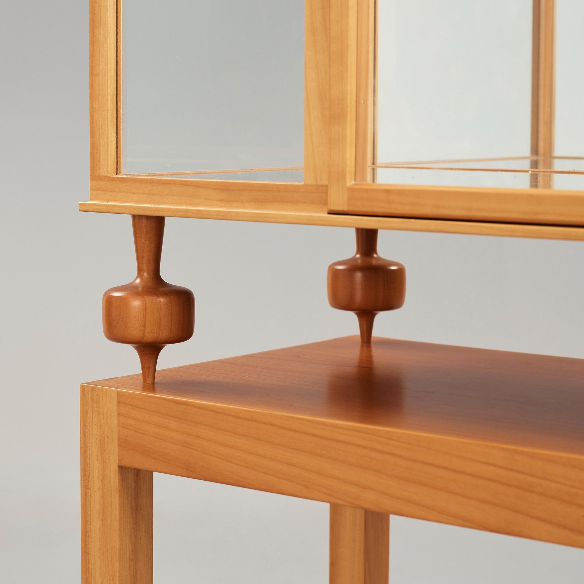 Josef Frank, vitrinskåp, Firma Svenskt Tenn, modell 2077.