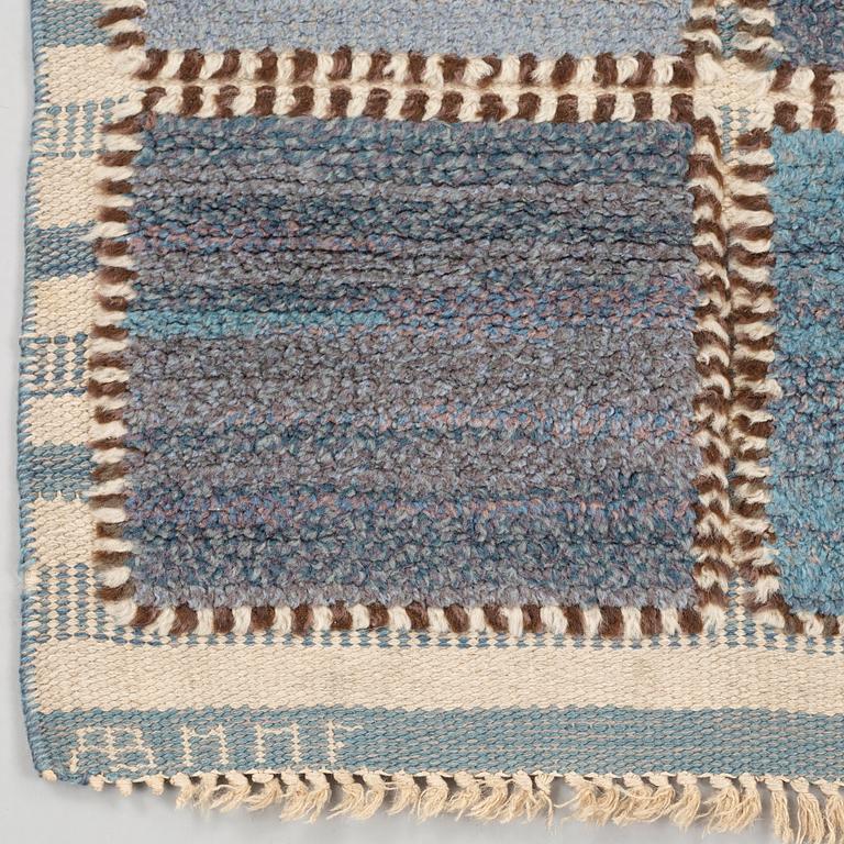 CARPET. "Gyllenrutan blå". Knotted pile in relief. 140 x 94 cm. Signed AB MMF BN.