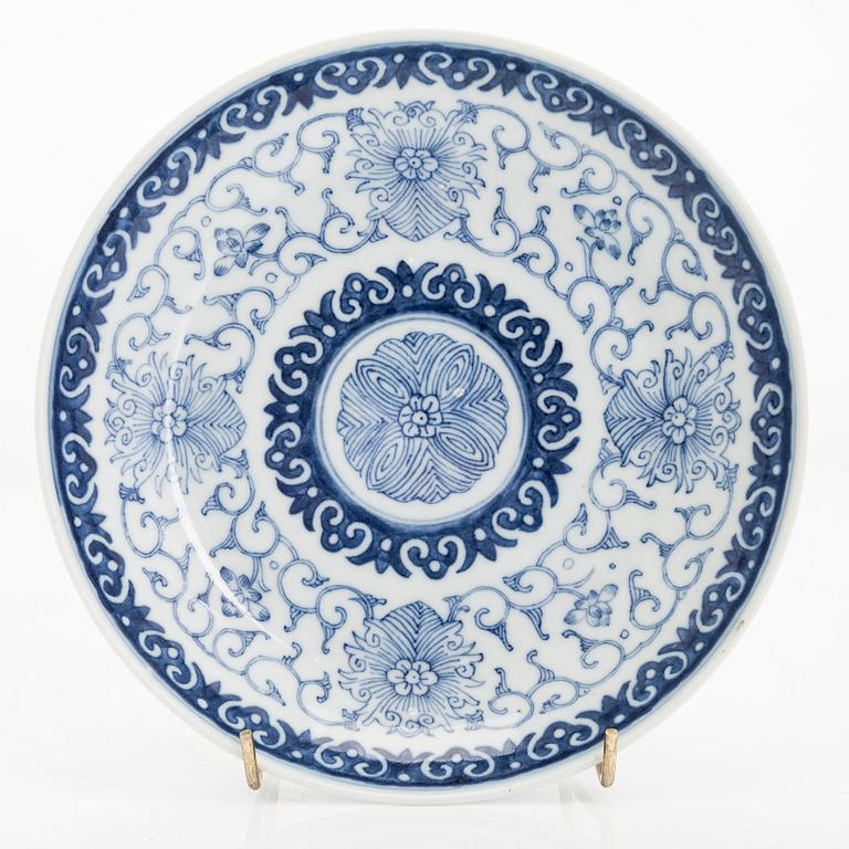 A blue and white Chinese porcelain dish, late Qing dynasty.