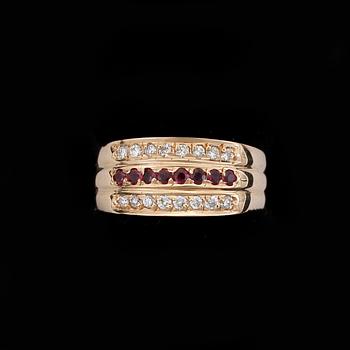RING, 18k guld med rubiner och diamanter tot ca0,23ct. Vikt 4,5g.