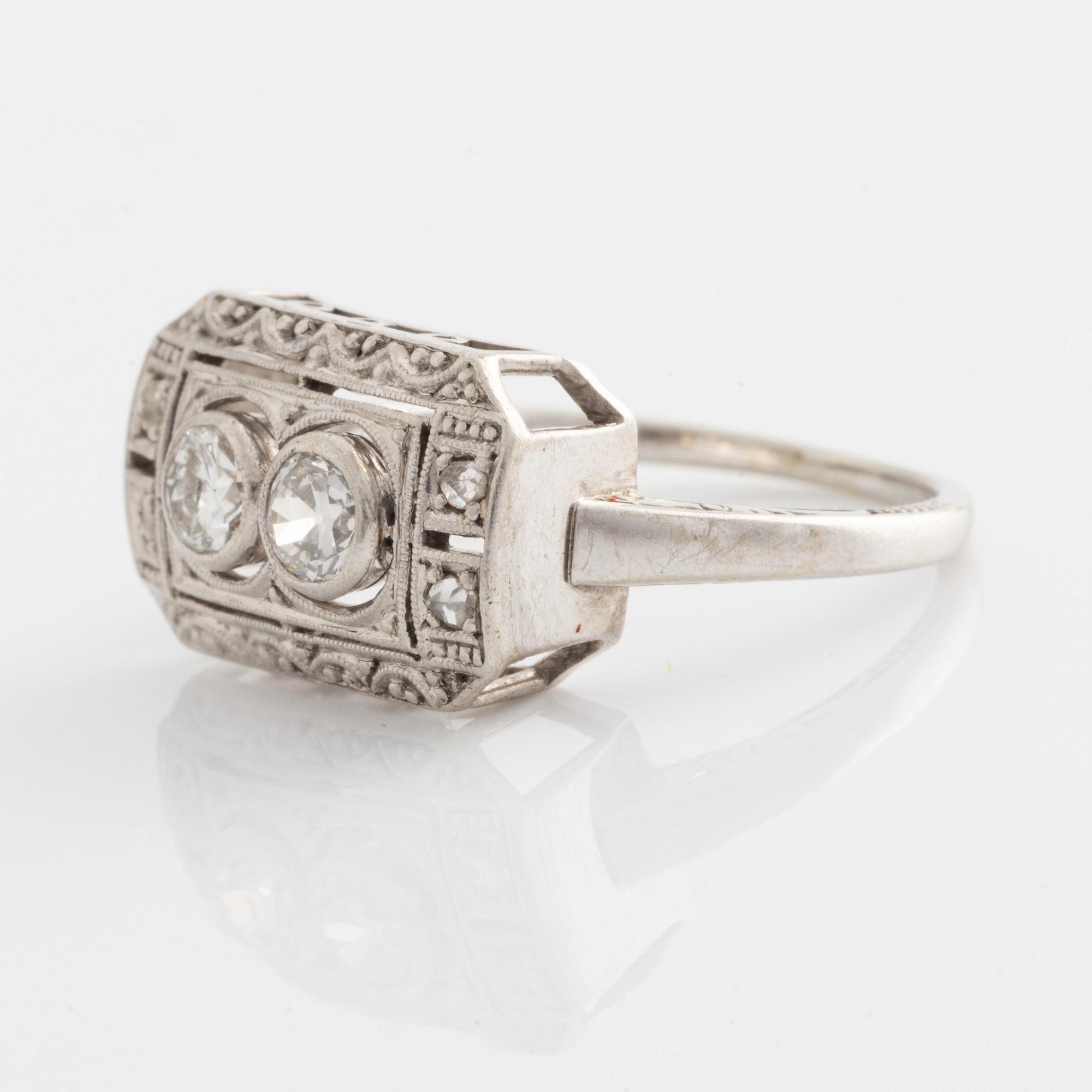 Ring med två briljantslipade diamanter.