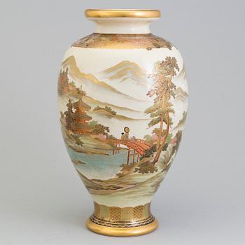 A Japanese satsuma vase, first half of 20th Century.