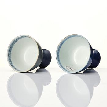 A set of two underglaze blue stem cups, 'Hatcher Cargo', 17th century.