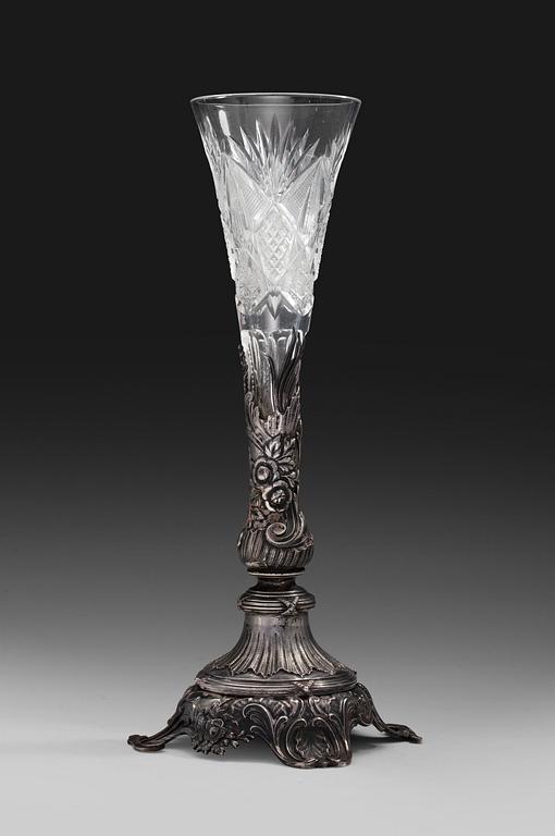 VAASI, 84 hopeaa, hiottua kristallia. Fabergé Moskova 1899-1914. Tarkastusmestari Ivan Lebedkin. Korkeus 36 cm.