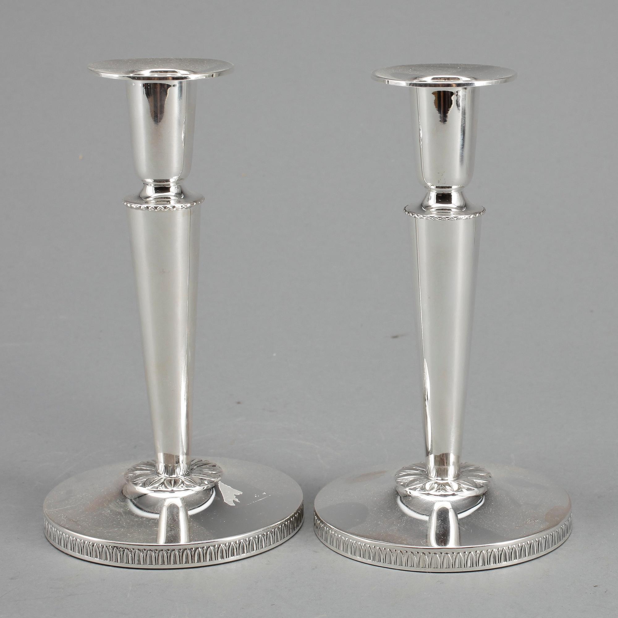 LJUSSTAKAR, ett par, silver, K&EC, Göteborg, gustaviansk stil, 1969.