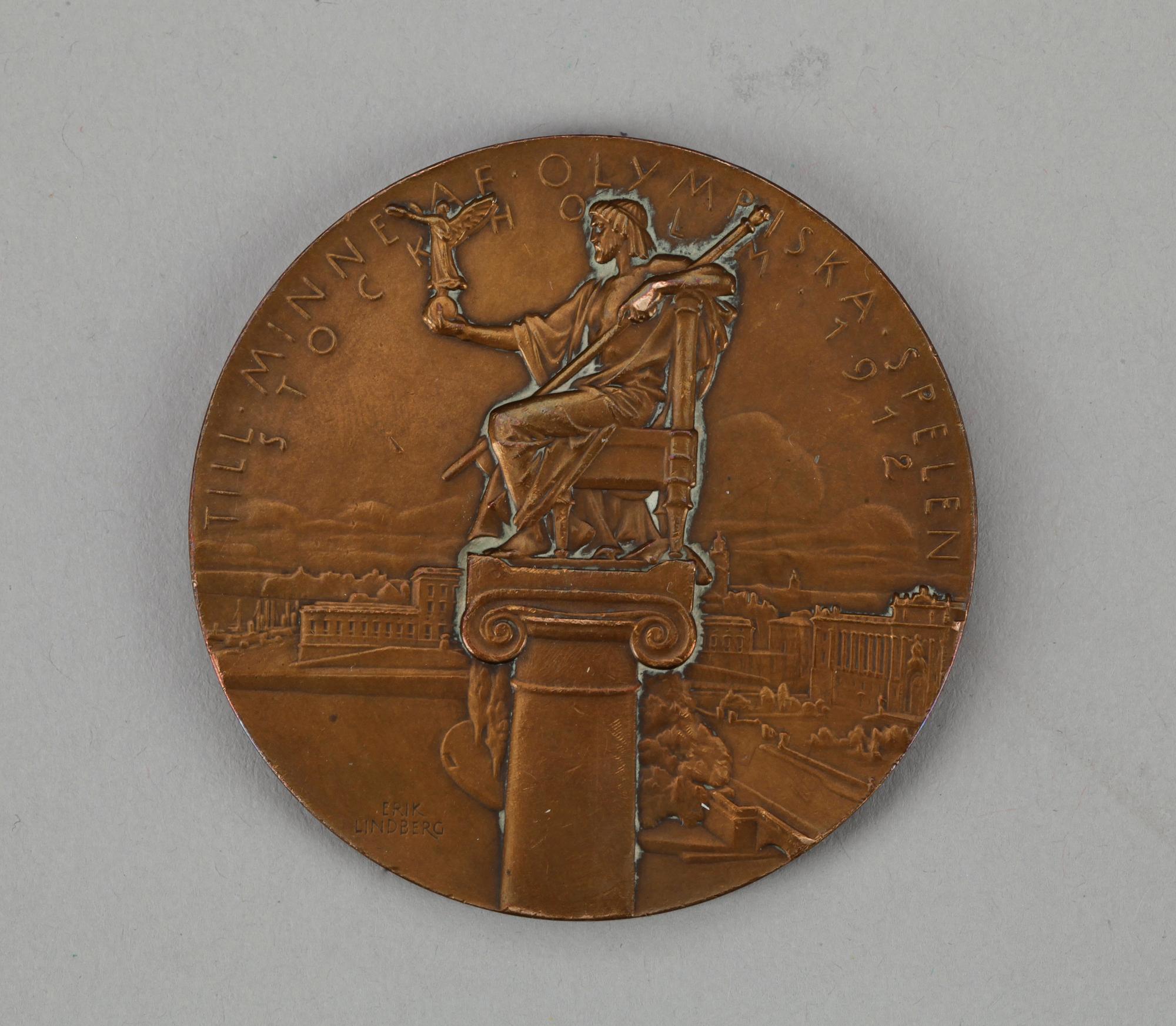 BOK samt MINNESMYNT, "V Olympiaden, i bild och ord", samt "Till Minne af Olympiska spelen Stockholm 1912".