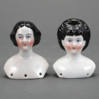 DOCKHUVUDEN, 2 st, porslin. 1800-talets andra hälft.