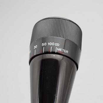 GEVÄRSTILLBEHÖR, bland annat 4 kikarsikten. 1900-tal.