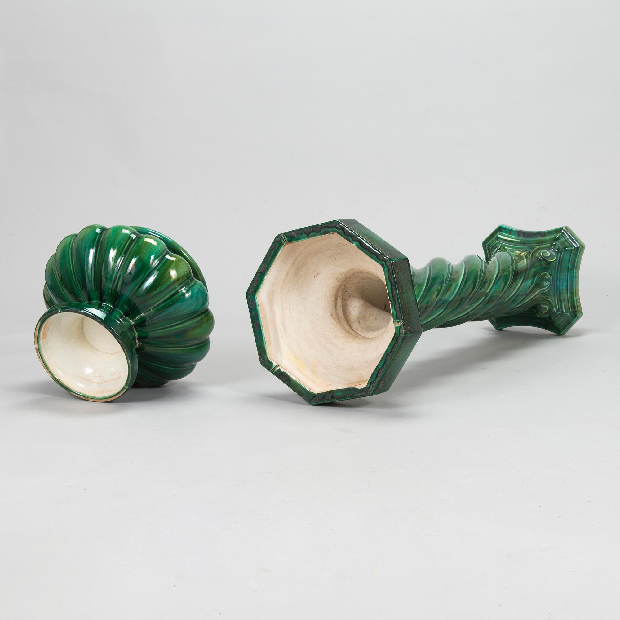 Blompelare med kruka, majolika, kring 1900.