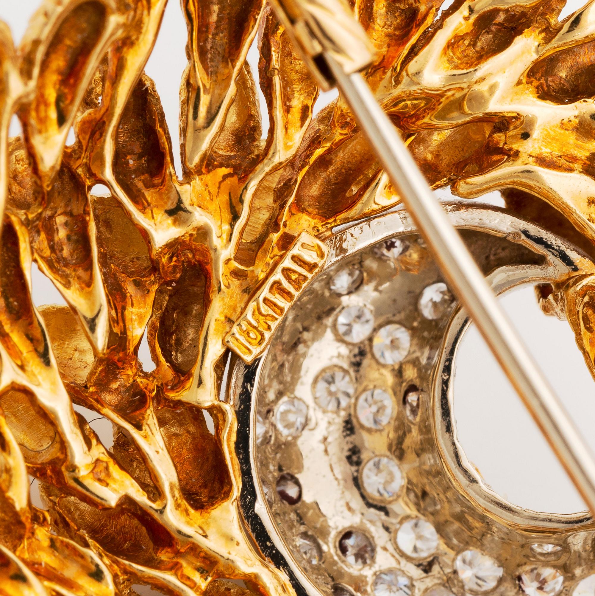 En brosch och ett par örhängen 18K guld med runda briljantslipade diamanter.