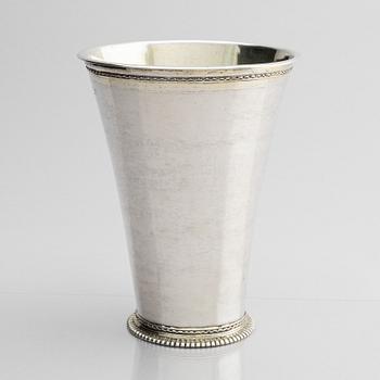 Lars Bäckman d ä, bägare, delvis förgyllt silver, Örebro (verksam 1712-1748 (1752)). Senbarock.