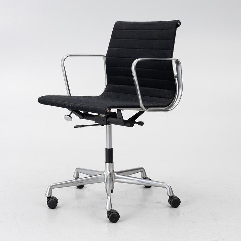 Charles & Ray Eames, Karmstol/kontorsstol, "EA108", Vitra.
