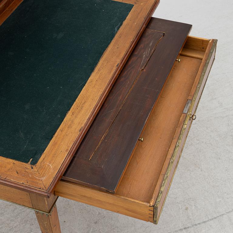Skrivbord med uppsats, sent 1700-tal. Gustavianskt.