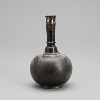 FLASKA/HUQQA, metall, "Bidri-arbete", Indien, omkring 1900.