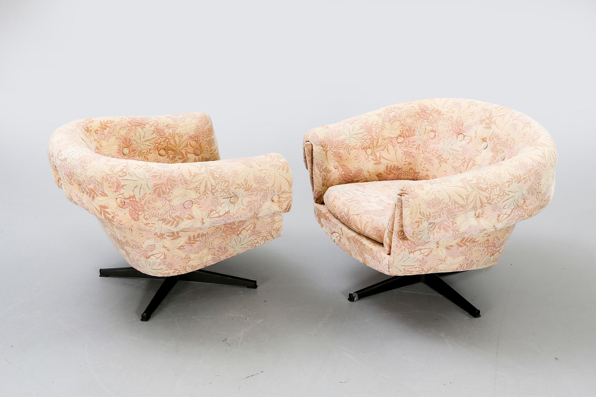 A pair of 1960/70s swivel chairs.