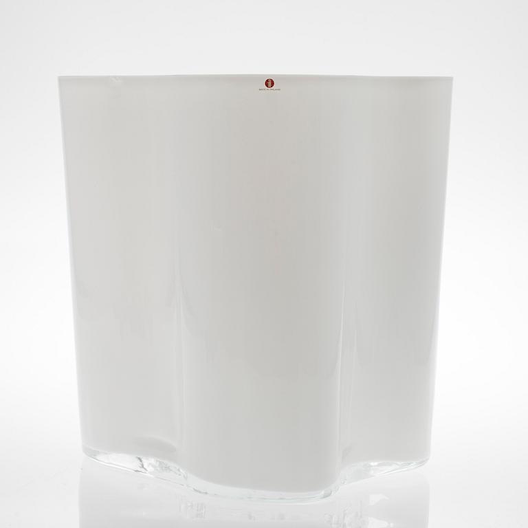 VAS, opalglas, signerad Alvar Aalto, Iittala 1970/80-tal.