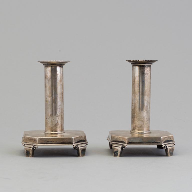 A pair of silver candlesticks, David Andersen & Comp AB, Stockholm 1939. Weight 365 grams.