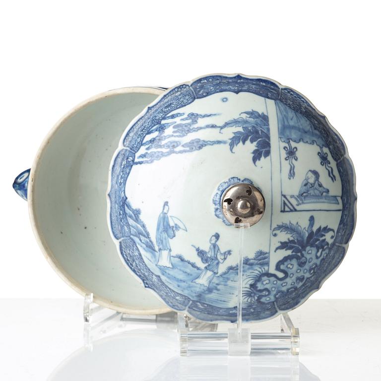 A blue and white tureen with cover, Qing dynasty, Qianlong (1736-95).