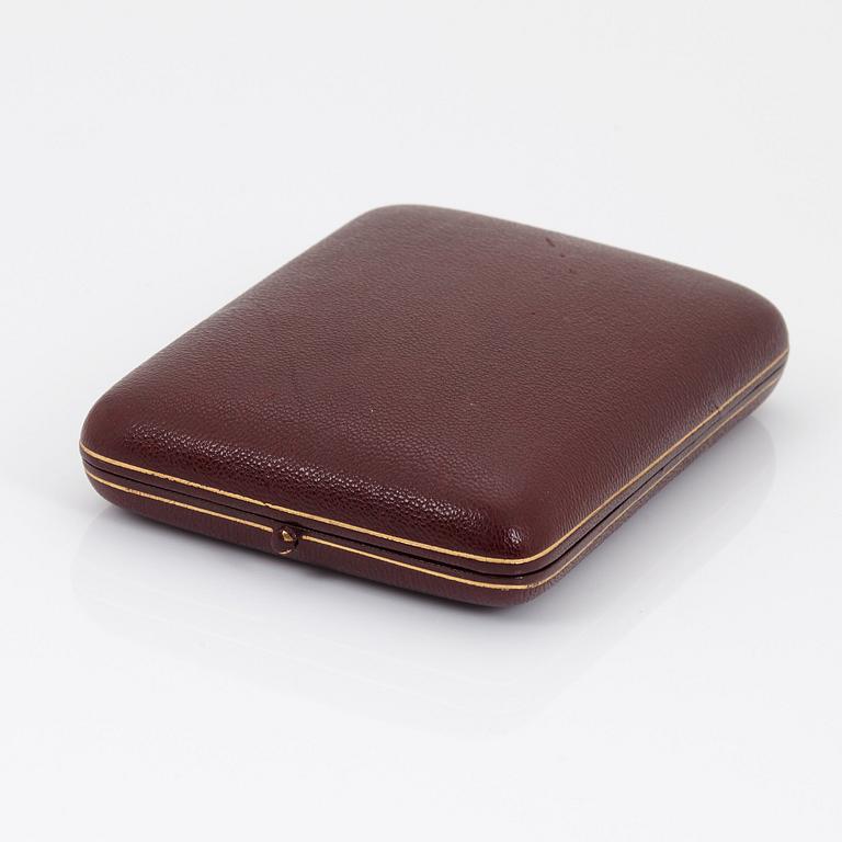 A PENDANT AND A PAIR OF EARRINGS.