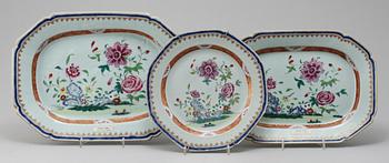 FAT, 2 st, samt TALLRIK, porslin, Kina, 1700-tal.