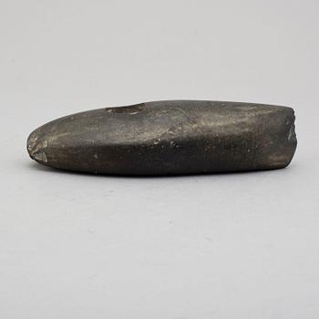 SKAFTHÅLSYXA, av polerad grönsten.