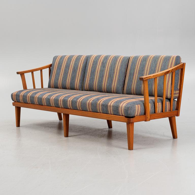 Carl Malmsten, a 'Visningsö' pina sofa.