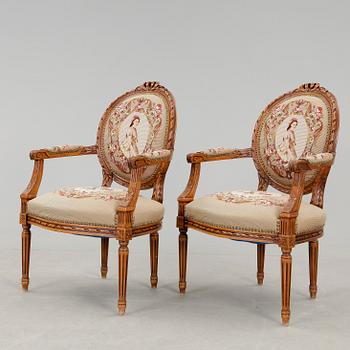 KARMSTOLAR, ett par, samt BORD, gustaviansk stil, 1900-talets första hälft.