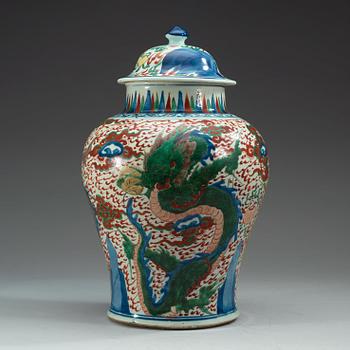 A large Transitional wucai jar with cover, 17th Century.