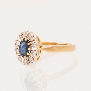 Ring 18K guld och oval fasetterad safir samt runda briljantslipade diamanter.