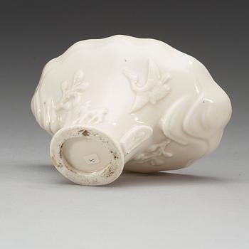 VINOFFERSKÅL, blanc de chine. Qing dynastin.