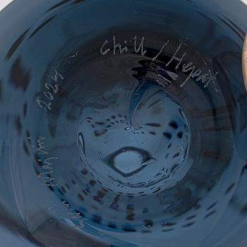 Sini Majuri, skulptur, glas, "Remember to live remember Bacchus". Signerad Sini Majuri 2024.