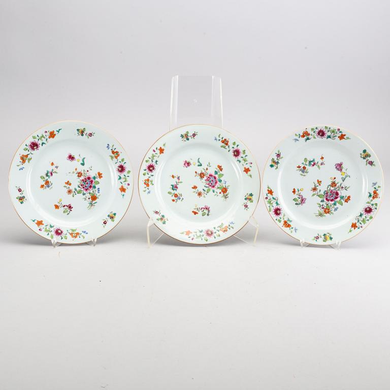 SET OF EIGHT  CHINES  PORCELAIN  EIGHT FAMILLE ROSE QIANLONG DISHES.