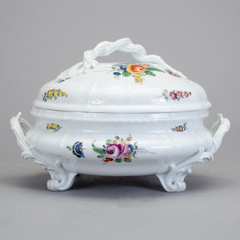 TERRIN MED LOCK, porslin, Nymphenburg, 1900-talets första hälft.