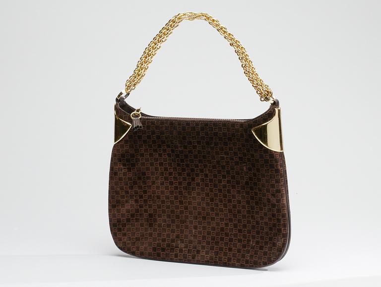 A Gucci shoulder bag.