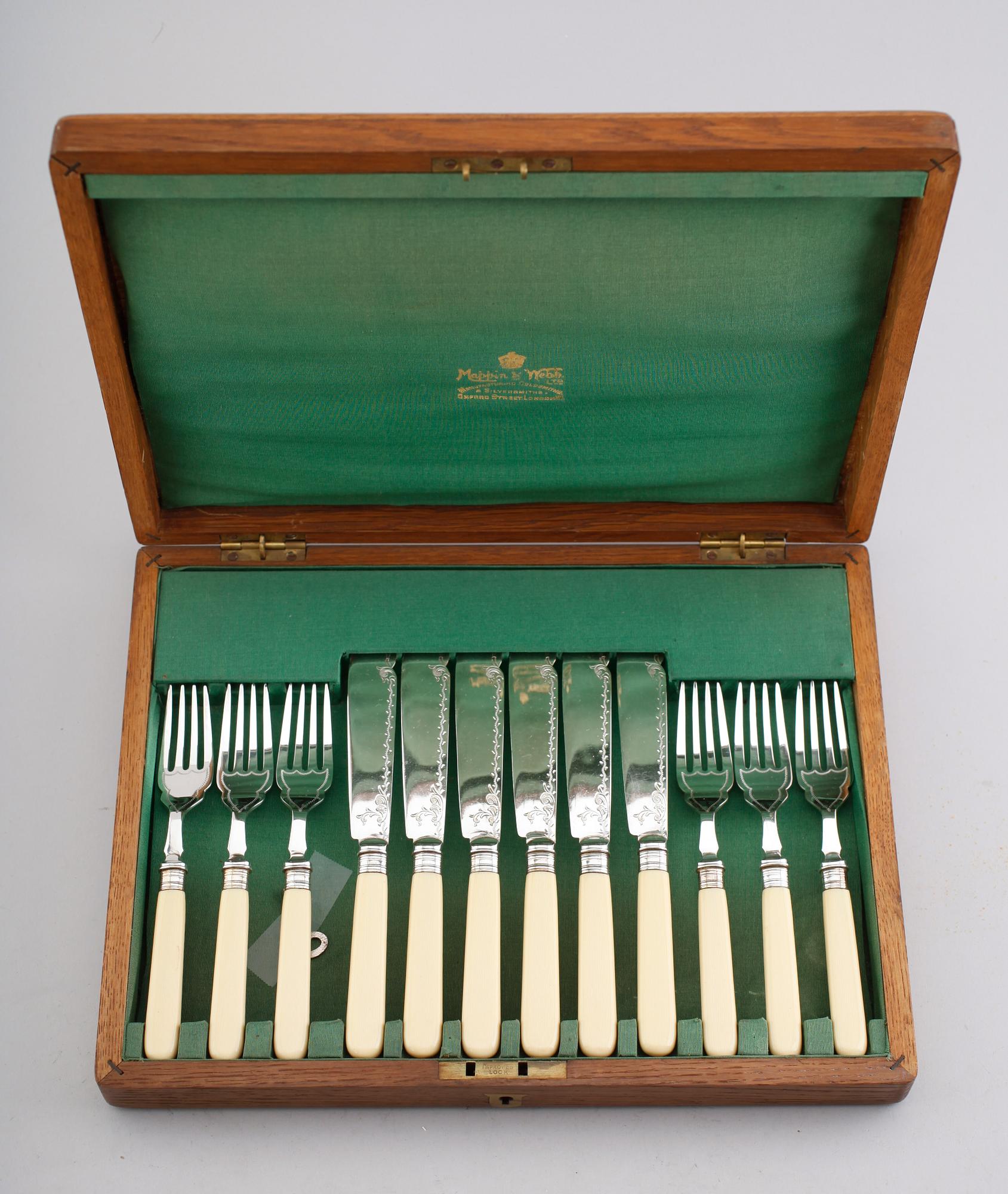FISKBESTICK, 12 delar, Mappin & Webb, nysilver samt ben, England, 1900-talets mitt.