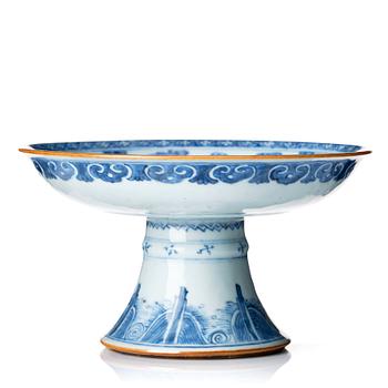 842. A blue and white tazza, Qing dynasty, 19th Century.