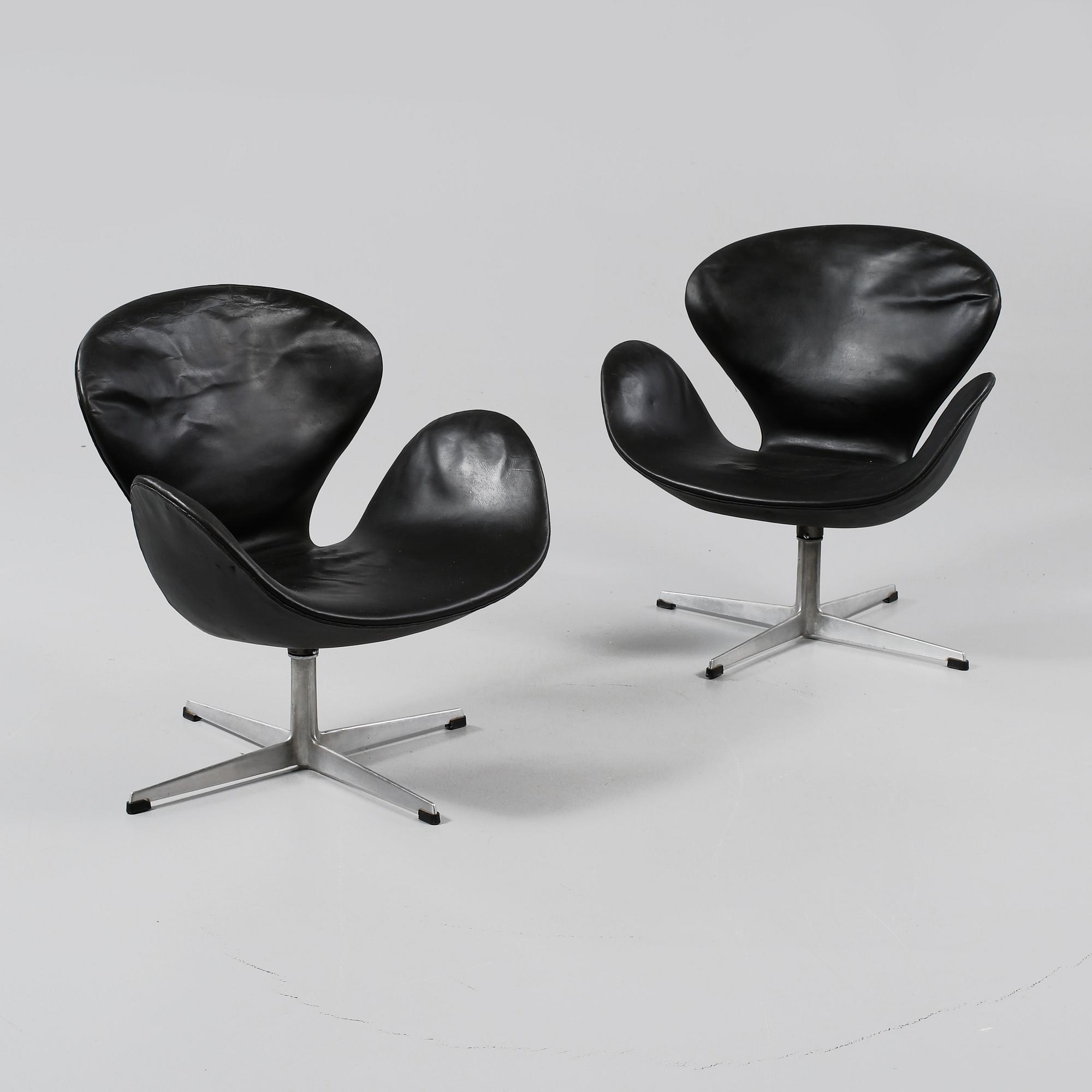 FÅTÖLJER, ett par, "Svanen" av Arne Jacobsen för Fritz Hansen, Danmark, 1900-talets andra hälft.
