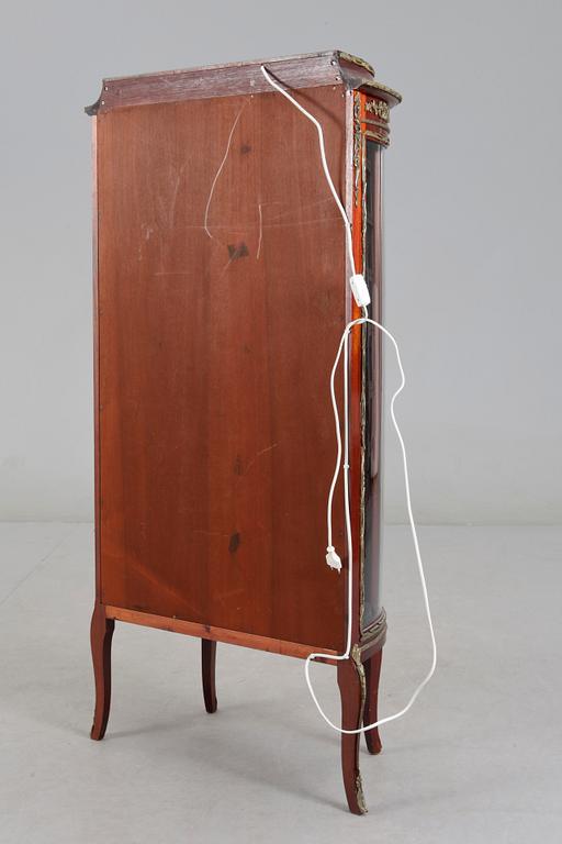 VITRINSKÅP, Louis XV-stil, 1900-tal.