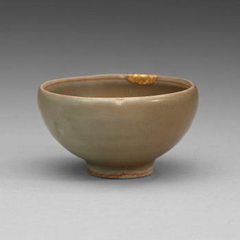 A small celadon bulb shaped tea bow, Ming dynasty (1368-1644).