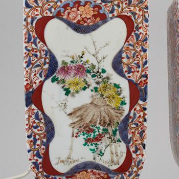 VASER omgjorda till BORDSLAMPOR, ett par, porslin. Japan, 1800-tal.
