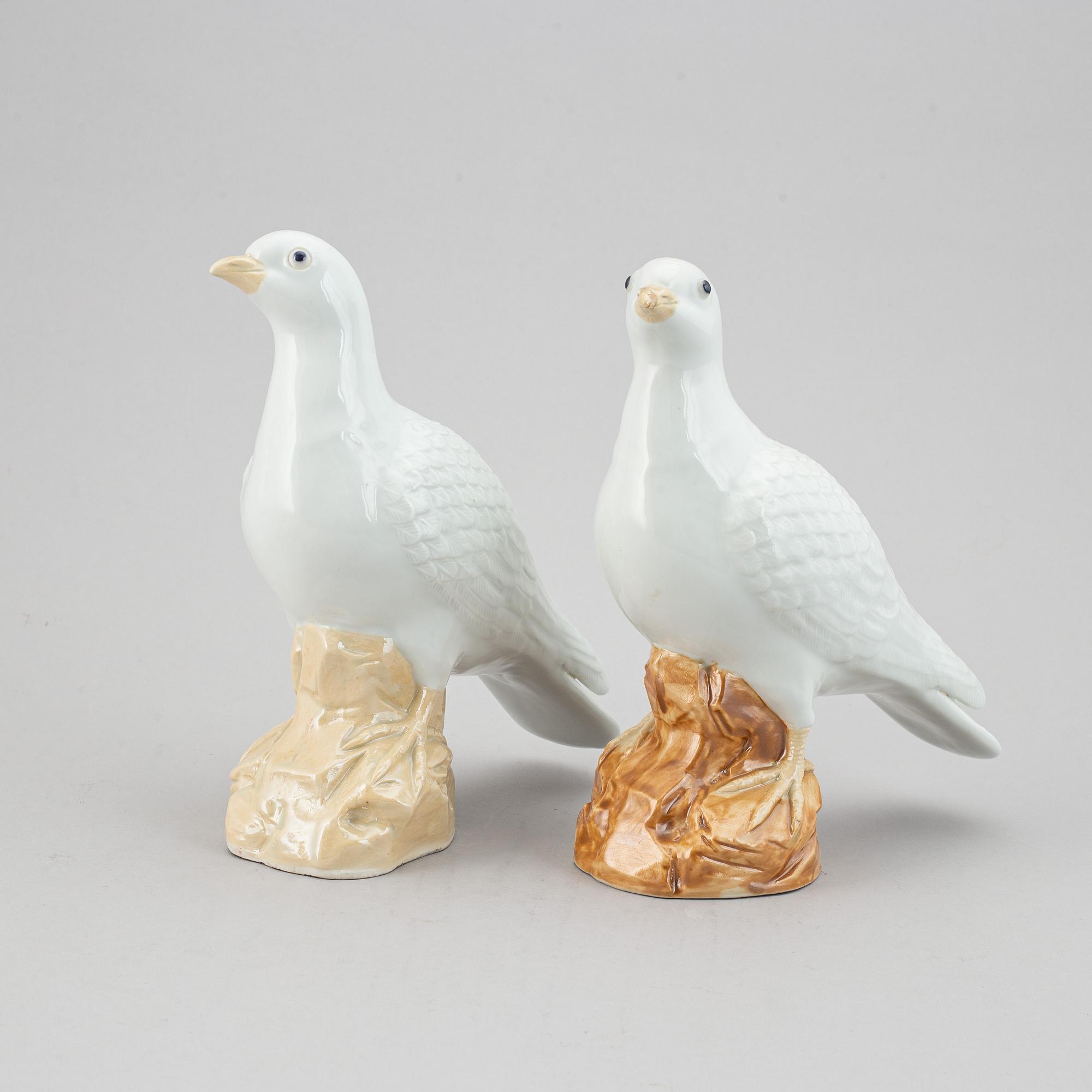 A pair of white glazed doves, Qing dynasty, 20th Century.