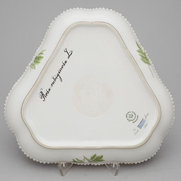 FAT, porslin. "Flora danica", Royal Copenhagen, 1900-tal.