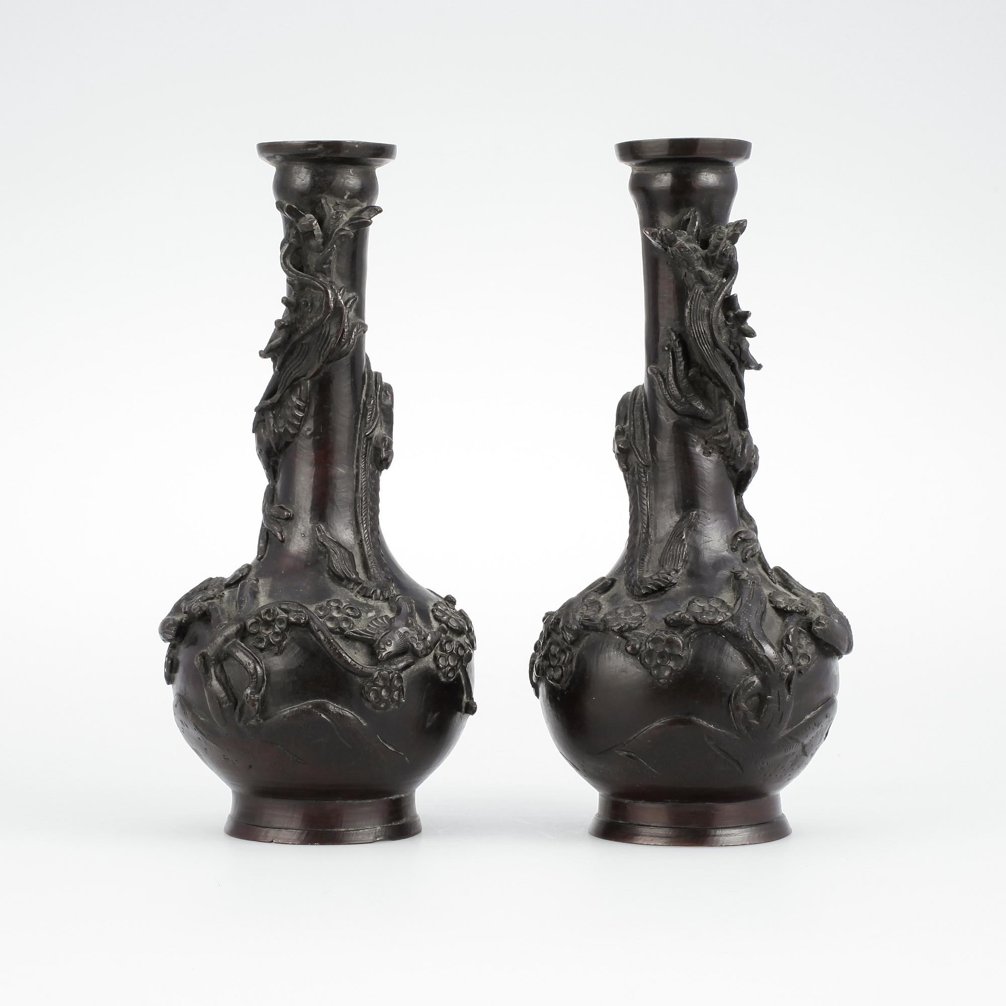 VASER, ett par, brons, Japan, 1900-tal.