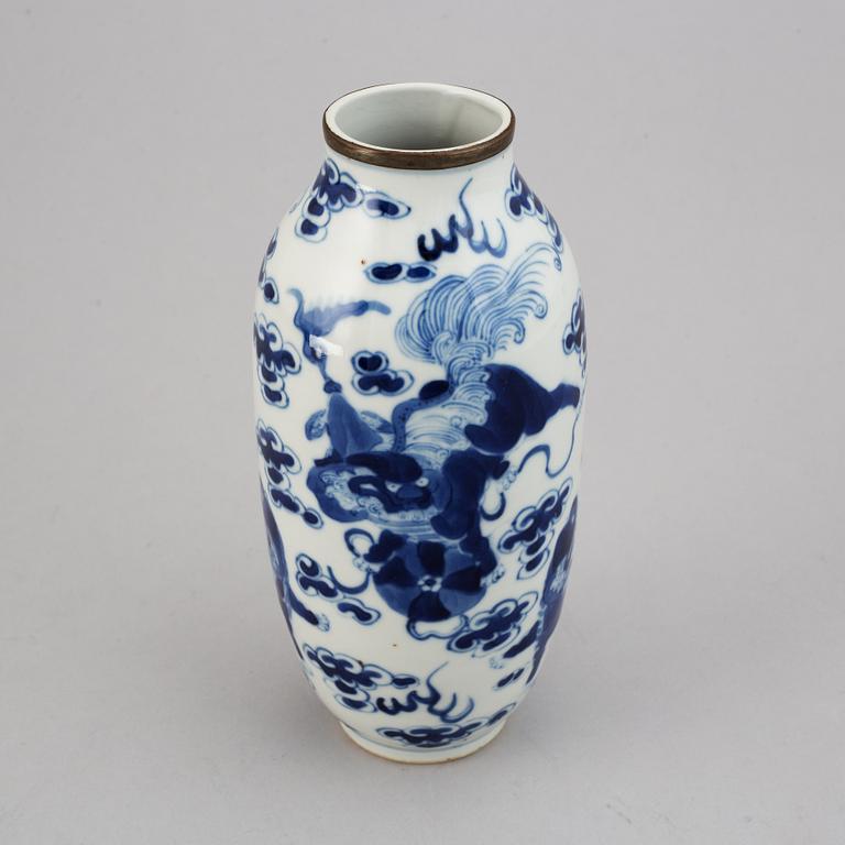 A blue and white porcelain vase, late Qing dynasty, 19th century.